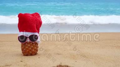 在热带海滩上，菠萝戴着太阳镜和圣诞老人的<strong>帽</strong>子。 <strong>新年</strong>和圣诞节的概念。 <strong>新年</strong>快乐